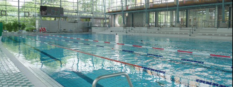 Die beiden Schwimmerbecken sind unterschiedlich temperiert, sodass für jeden das Richtige dabei ist.