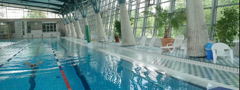 Das große Sportbecken des Schwimmbades Heidberg ist perfekt zum Bahnenziehen.