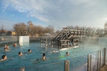 Das Außenbecken ist ganzjährig auf bis zu 28 Grad beheizt.