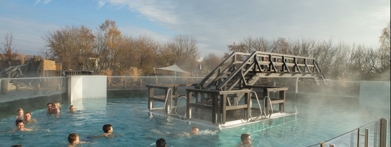 Das Außenbecken ist ganzjährig auf bis zu 28 Grad beheizt.