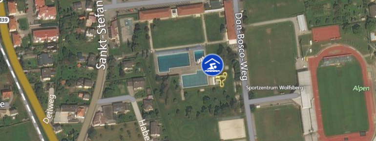 Das Stadionbad liegt direkt neben den weiteren Sportanlagen.