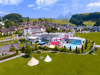Der Swiss Holiday Park glänzt durch seine Lage mitten in der Natur