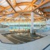 Der Innenbereich des Swiss Holiday Park Erlebnisbades glänzt mit klaren Strukturen