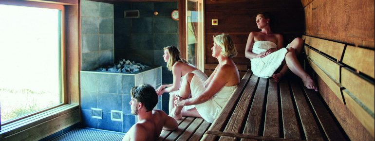 Die Blockhaussauna ist eine Panoramasauna mit freiem Meerblick.
