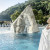 Das 34 Grad warme Außenbecken lädt dazu ein, den Blick in die Weite der Schweizer Bergwelt schweifen zu lassen.