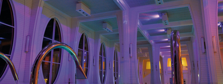Die Lichteffekte in der Tamina Therme sorgen für eindrucksvolle Stimmung.