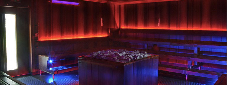 Das Lichtspiel in der Sauna Nera lässt die Sinne entspannen.