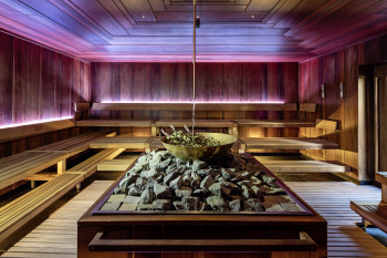 Das Sauna-Angebot reicht von klassischen bis zu saisonalen Aufguss-Ritualen aus aller Welt.