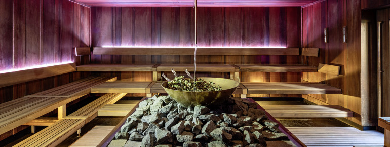 Das Sauna-Angebot reicht von klassischen bis zu saisonalen Aufguss-Ritualen aus aller Welt.