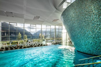 Im Tauern SPA ist beim Baden das Bergpanorama inklusive.
