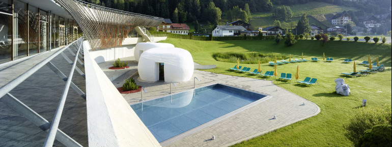 Im Thermalwasser Schwimmbecken Natatio kannst du dich von Sprudeln massieren lassen.