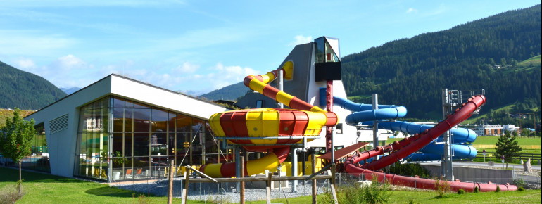 Die Erlebnistherme bietet mehrere Wasserrutschen.