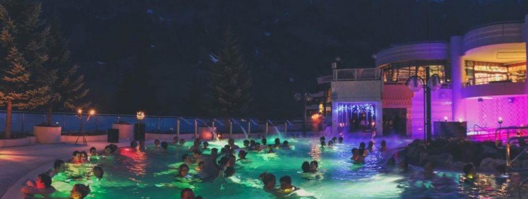 Beim Aqua Mystica Event verwandelt sich das Außenbecken in eine magische Wasserlandschaft.