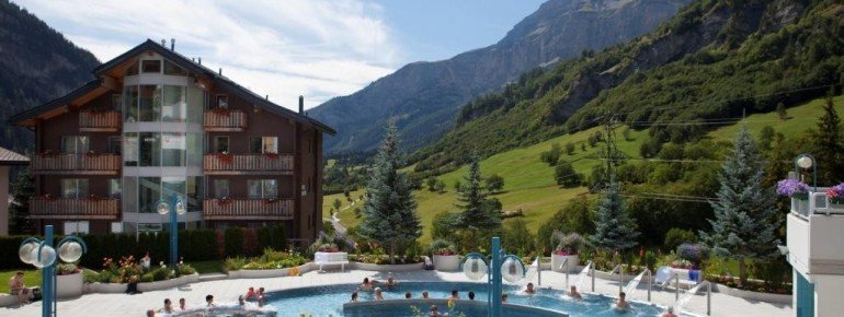 Hier siehst du das Vitalbad der Leukerbad Therme. Zahlreiche Wasserattraktionen im Becken sorgen für ein optimales Badevergnügen.