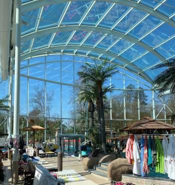 Die Decke des 14 Meter hohen Wintergartens in der Tropicana Therme kann bei schönem Wetter geöffnet werden.