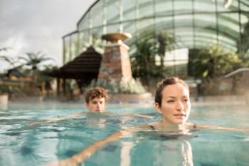 Schwimmen unter Palmen lautet das Motto sowohl im Innen- als auch im Außenbereich der Therme in Bad Schallerbach.