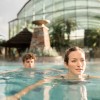 Schwimmen unter Palmen lautet das Motto sowohl im Innen- als auch im Außenbereich der Therme in Bad Schallerbach.