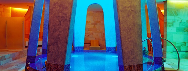 Der Blütenpool im Edel-Lounging-Bereich