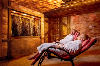 Quer verteilt über die ganze Therme sind auch die Ruhebereiche.