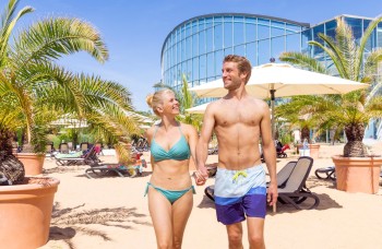 Strandfeeling kommt im Außenbereich der Therme auf.
