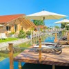 Bei sommerlichem Wetter lässt es sich gut auf dem Saunasteg im Freien relaxen.
