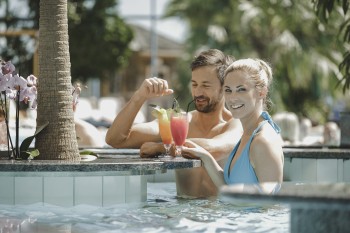 Auch eine Poolbar darf natürlich nicht fehlen in der Therme.