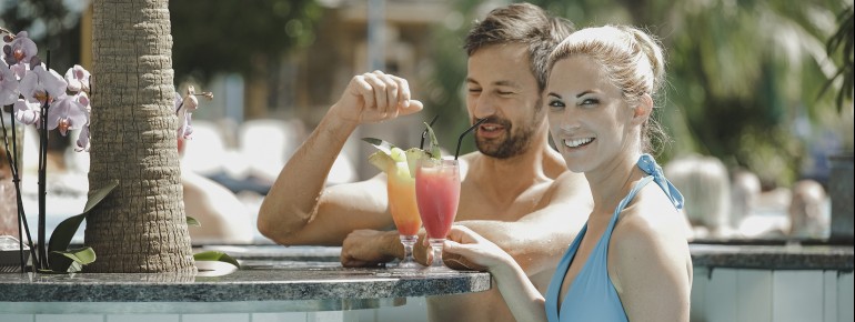 Auch eine Poolbar darf natürlich nicht fehlen in der Therme.