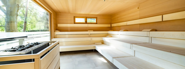 In der Sauna Platane hast du einen Ausblick auf den Kurpark.