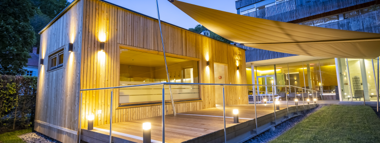 Die Therme liegt mitten im Kurpark von Bad Gleichenberg.