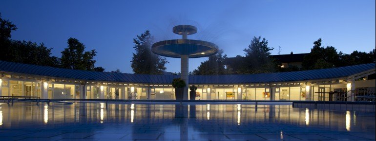 Die Therme bei Nacht