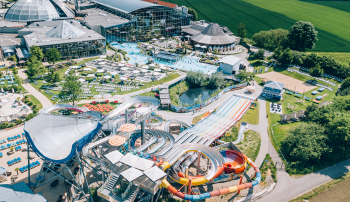 In den Sommermonaten ist der riesige Rutschenpark im Außenbereich geöffnet.