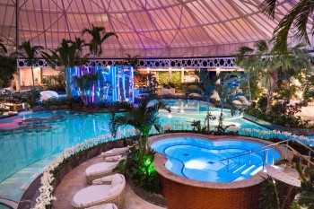 Die Therme Erding ist täglich bis spät abends geöffnet.