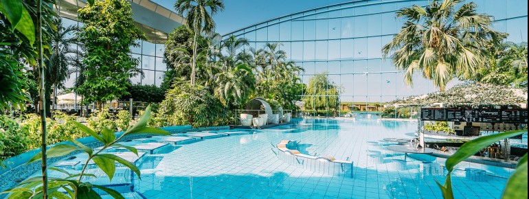 In Erding befindet sich die größte Therme der Welt mit vielen Tausend Palmen und Orchideen. Die Dächer lassen sich zum Teil sogar öffnen.