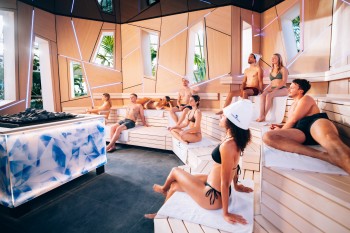 Außen wie ein Kristall innen eine gemütliche Sauna: Die Re-Flexion Sauna in der VitalOase.