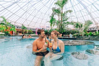 Eines der großen Highlights in der VitalOase (ab 16 Jahren, mit Textil) ist die große Poolbar mit ihren leckeren Cocktails.