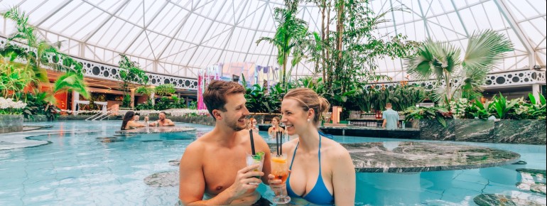 Eines der großen Highlights in der VitalOase (ab 16 Jahren, mit Textil) ist die große Poolbar mit ihren leckeren Cocktails.