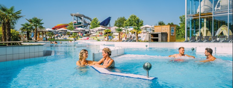 In den Außenbereichen der Therme ist es das ganze Jahr über angenehm warm.