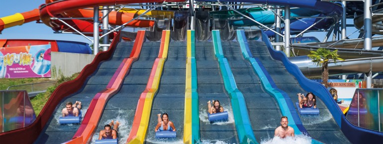 Im Sommer erwartet Besucher ein riesiger Rutschenpark im Freien. Hier sieht man den Rainbow Racer.
