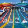 Im Sommer erwartet Besucher ein riesiger Rutschenpark im Freien. Hier sieht man den Rainbow Racer.