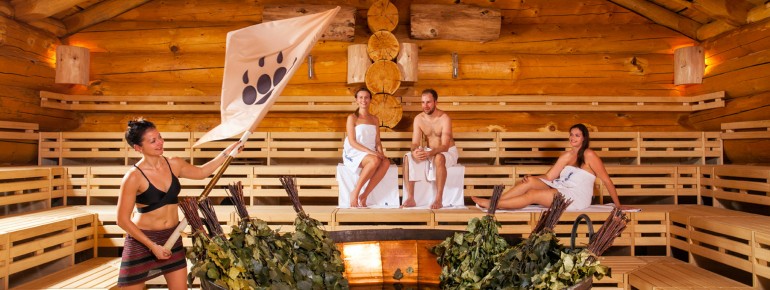 Spektakulär heiß: Der Fahnenaufguss in der Banja im Außenbereich der Therme.