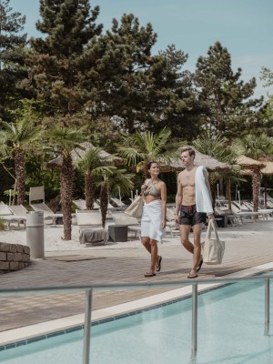 Die Karibik-Lagune glänzt mit Sandstrand und Palmen.