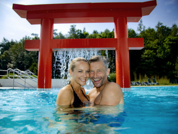 Im Außenbereich kannst du unter freiem Himmel im warmen Wasser entspannen.