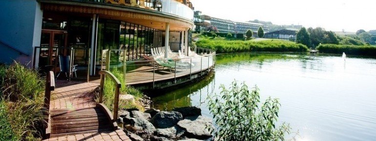 Ein Spaziergang am Teich erfrischt nach dem Saunagang