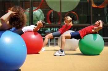 Im Fitness Center der Therme Meran werden unterschiedlichste Kurse angeboten. Bei Trainings im Freien kann man sogar neben dem Sport noch Sonnenstrahlen auffangen.