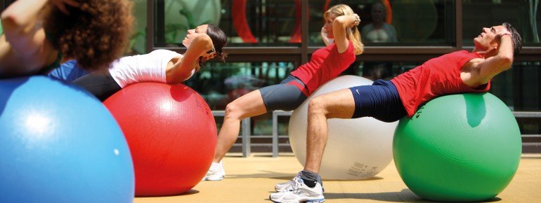 Im Fitness Center der Therme Meran werden unterschiedlichste Kurse angeboten. Bei Trainings im Freien kann man sogar neben dem Sport noch Sonnenstrahlen auffangen.