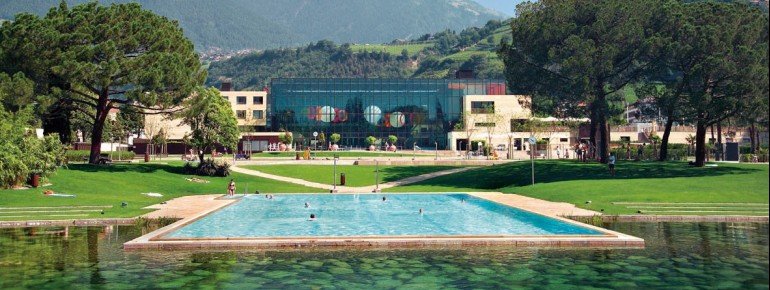 Im 52.000 m² großen Thermenpark lässt es sich bei herrlicher Kulisse wunderbar relaxen. Zehn Außenbecken sorgen außerdem für die nötige Abkühlung an heißen Sommertagen.