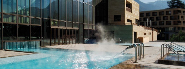 Der Glaskubus der Therme Meran ist ein Projekt des südtiroler Stararchitekten Matteo Thun.