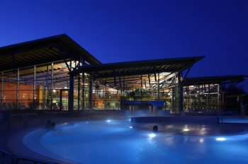 Die Therme Obernsees bei Nacht.