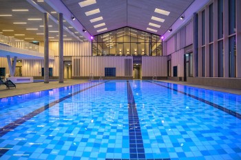 Sportlich begeisterte kommen im Sportbecken auf ihre Kosten.