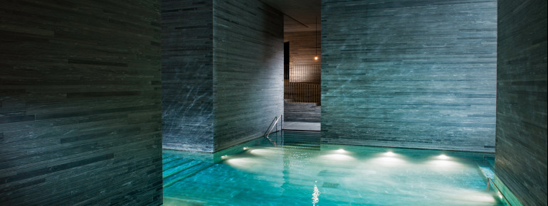 Das Innenbad ist 32 Grad warm